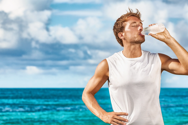 Eau vs boissons pour sportifs : quelle est la meilleure option pour vous ?